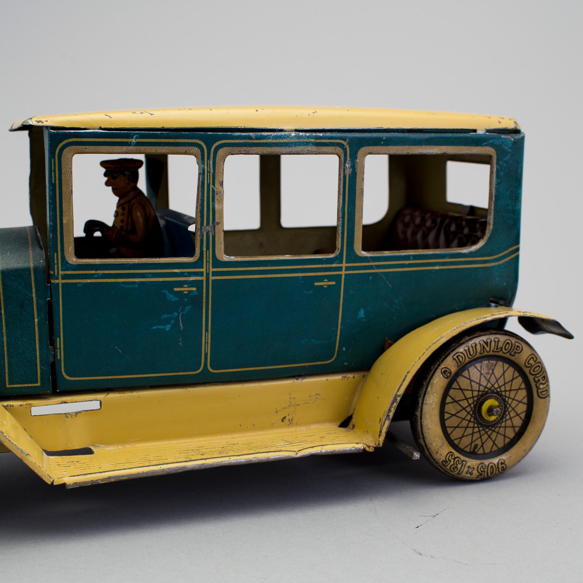 A tinplate Tipp & Co limousine 2730, Germany. Omkring 1930.