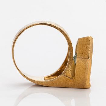 Björn Weckström, sormus, "Nereia", viistehiottu akvamariini, 18K kultaa.