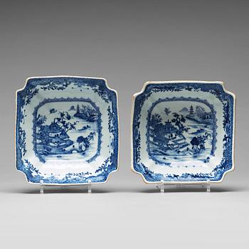 947. A pair of blue and white salad bowls, Qing dynasty, Qianlong (1736-95).