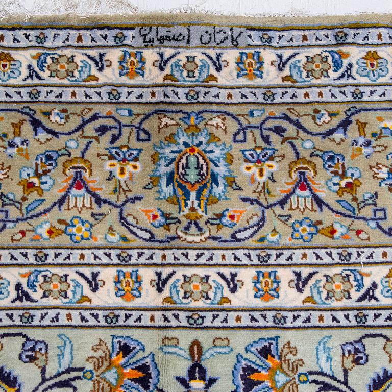 A carpet, Kashan, ca 403 x 295 cm.