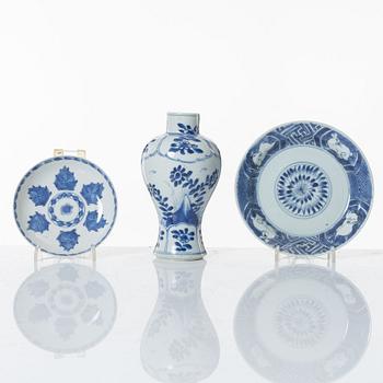 A Chinese blue and white vase and two dishes, Qing dynasty, part Kangxi (1662-1722).