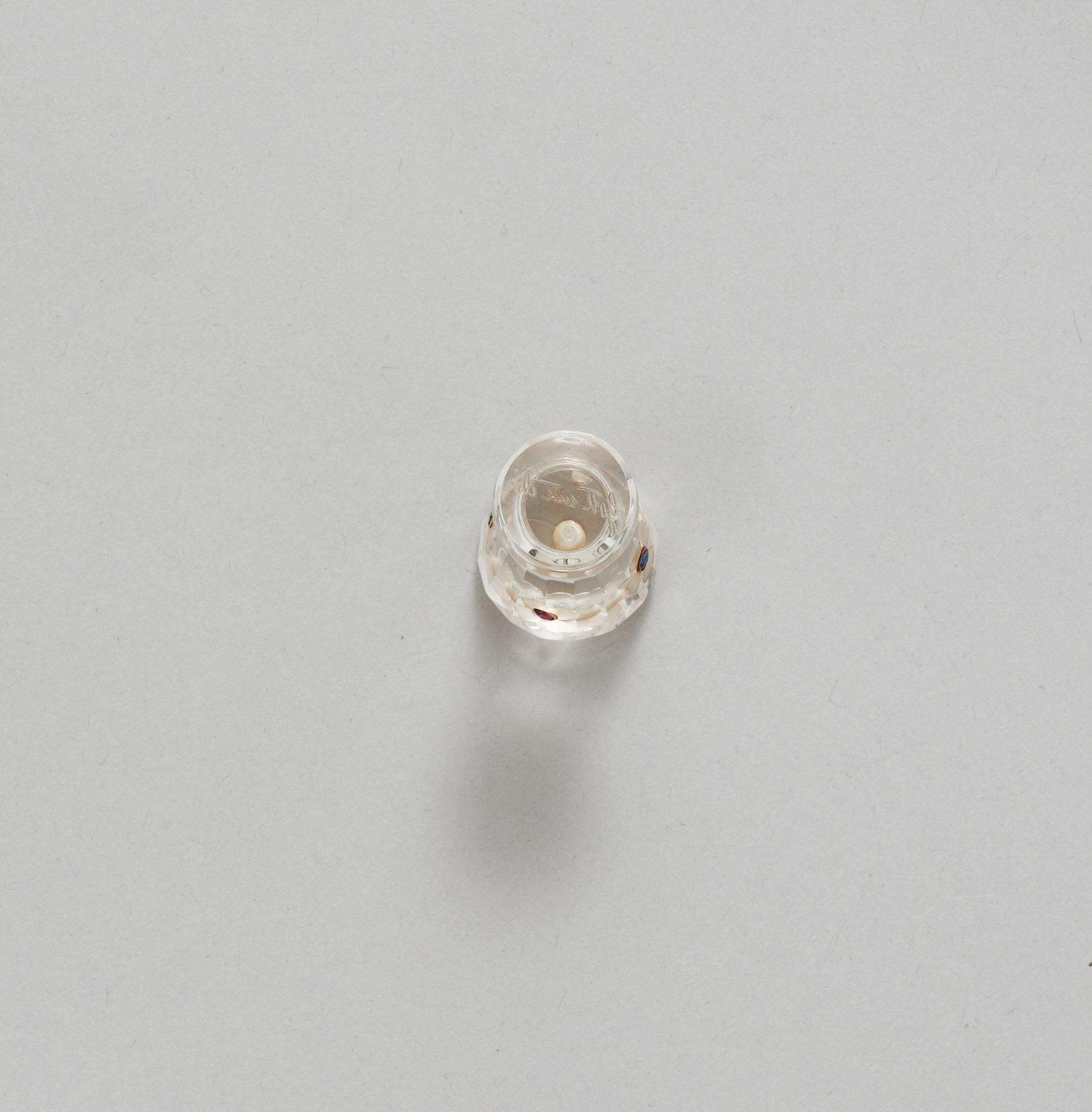 SIGILL, skuren bergkristall med i guld infattade blå safirer, rubiner och troligen tsavorit. Sekelskifte 1900.