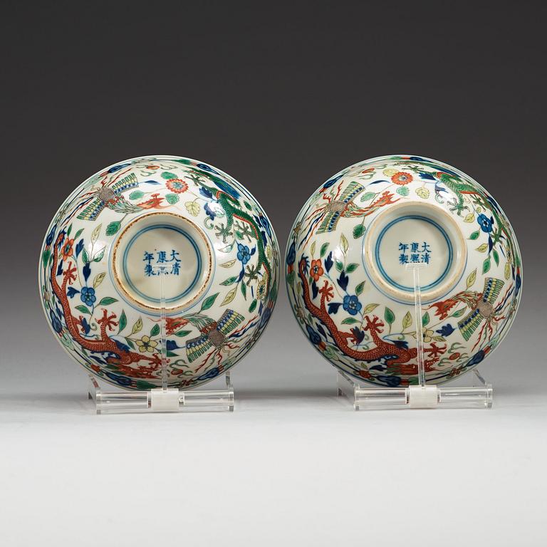 A pair of dragon and fenix bowls, late Qing dynasty (1644-1912), with Kangxi six character mark.