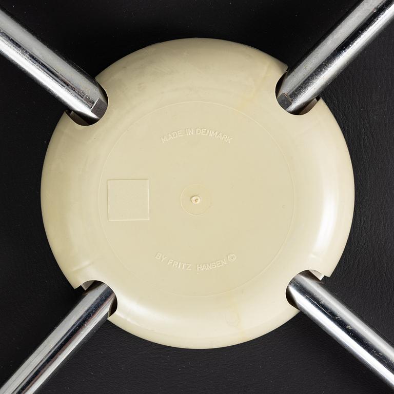 Arne Jacobsen, karmstolar 3st, "Sjuan", Fritz Hansen, 2000-tal.