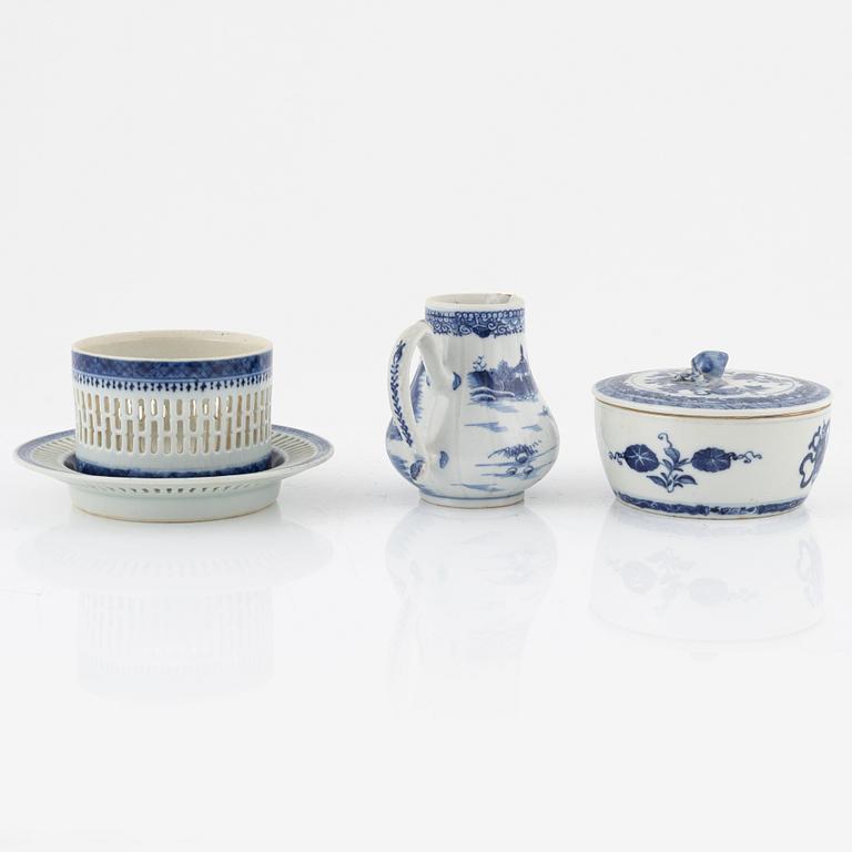 A blue and white creamer, butter dish and a bowl with stand, China, 18th/19th century.