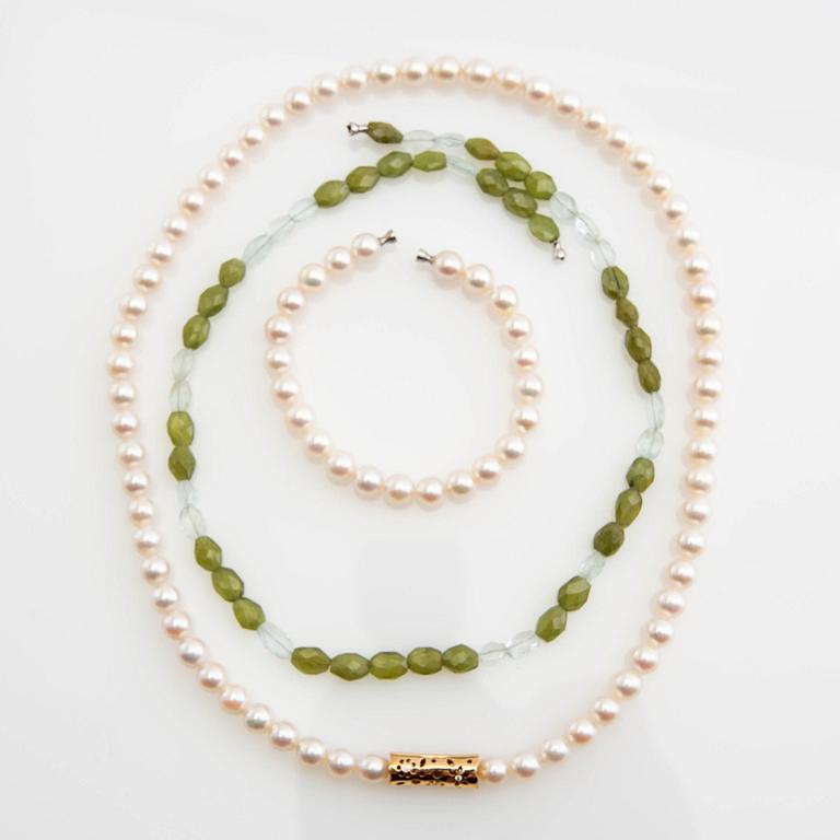 Ole Lynggaard, clasp, 18K gold with diamonds, as well as two necklaces and a bracelet.