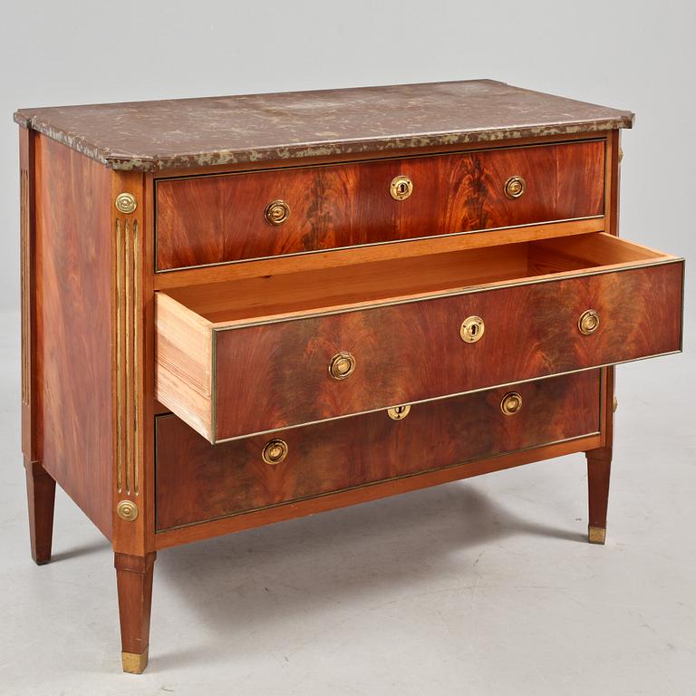 BYRÅ, sengustaviansk stil, 1900-talets första hälft.