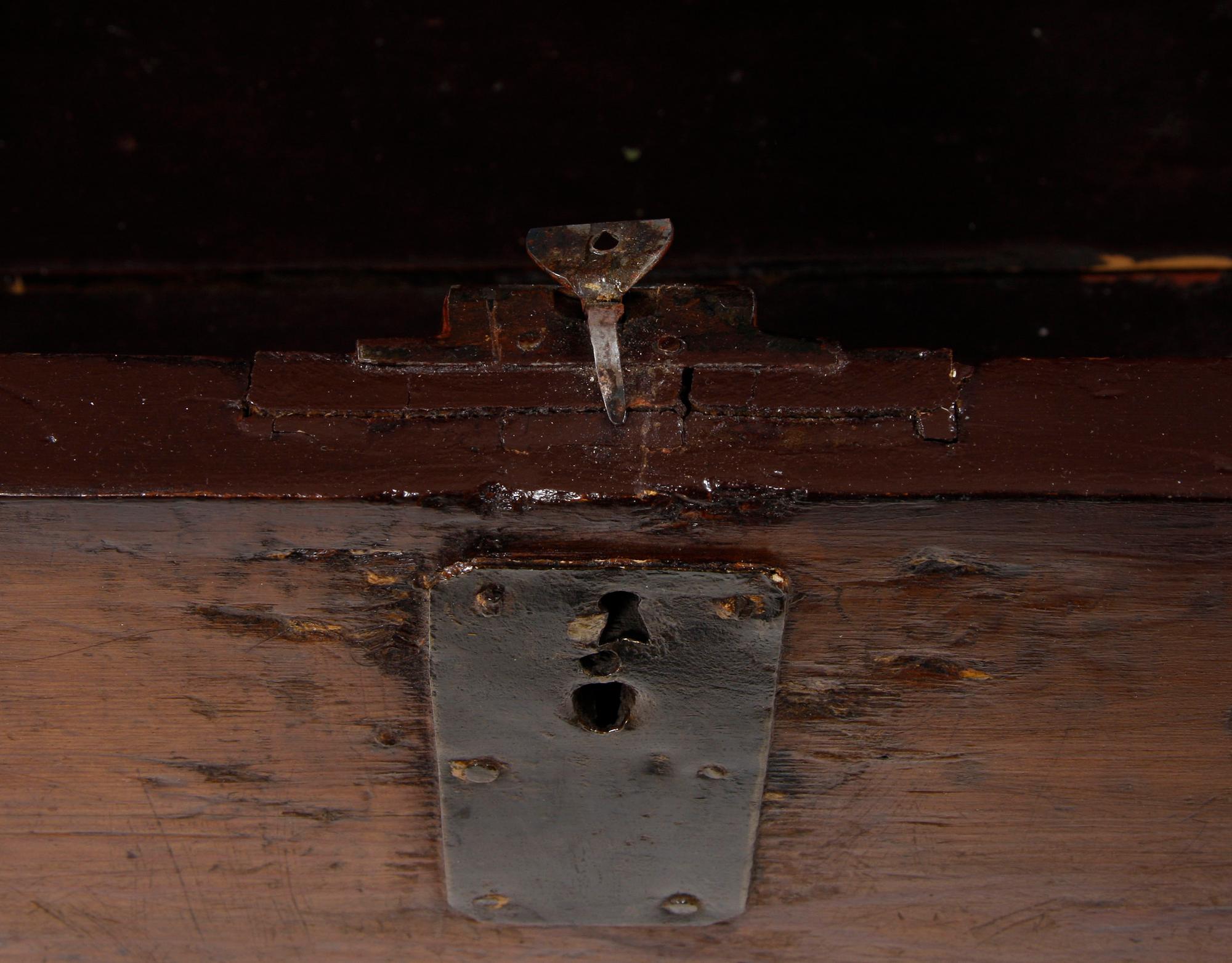 KISTA PÅ BENSTÄLLNING, delvis 1700/1800-tal.