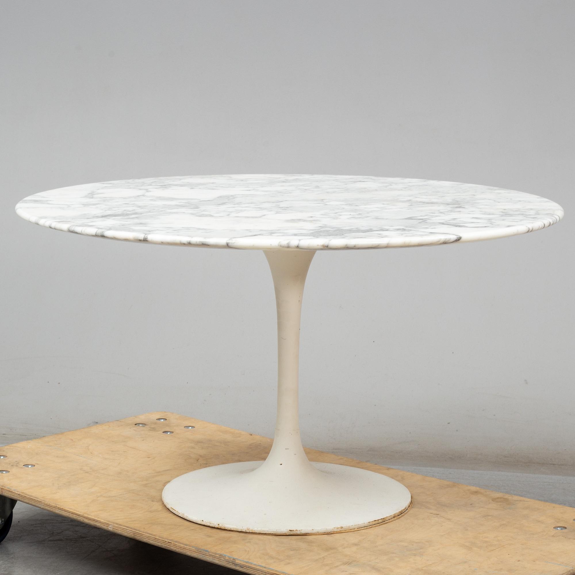 EERO SAARINEN, a 'Tulip' sofa table, from Knoll International, second half of the 20th century.