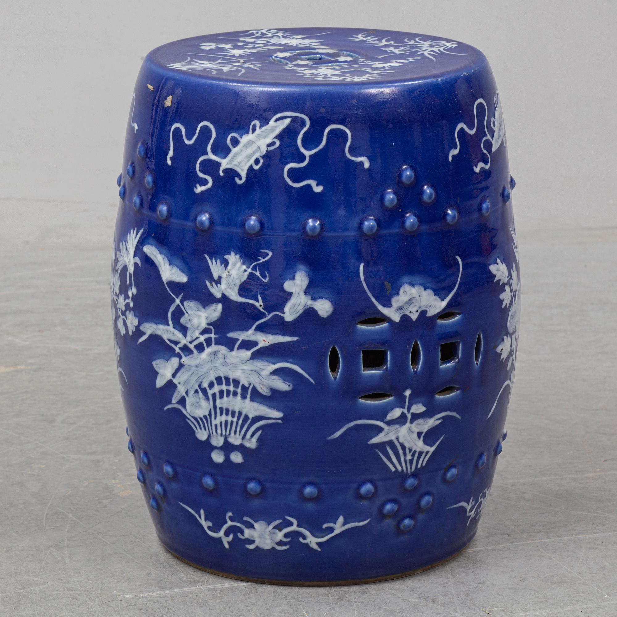 A blue and white garden seat, Qing dynasty, late 19th century.