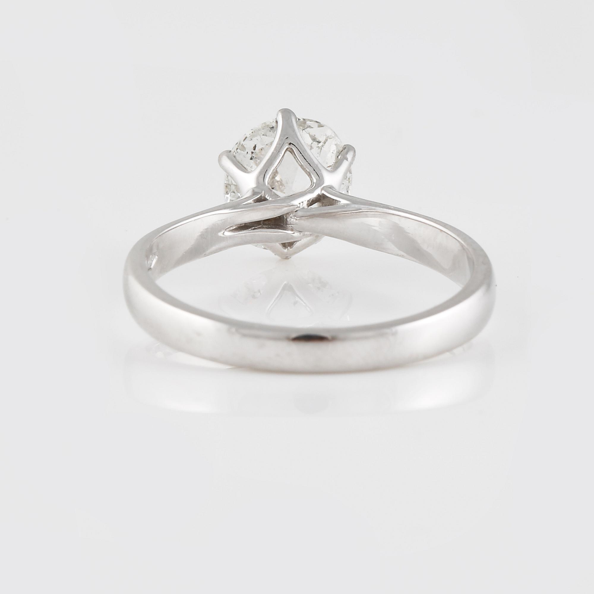 RING, 18K vitguld med äldre briljantslipad diamant ca 1.30 ct. Vikt 3,1 gram.