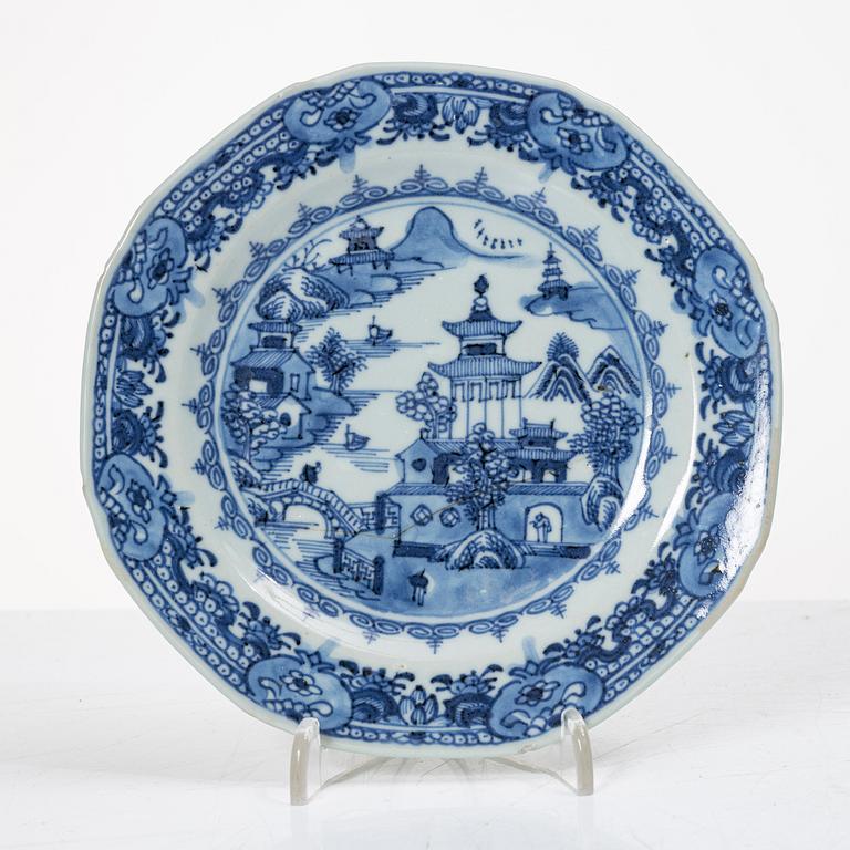 Tallrikar, 16 st, porslin, Kina, Qianlong (1736-95).