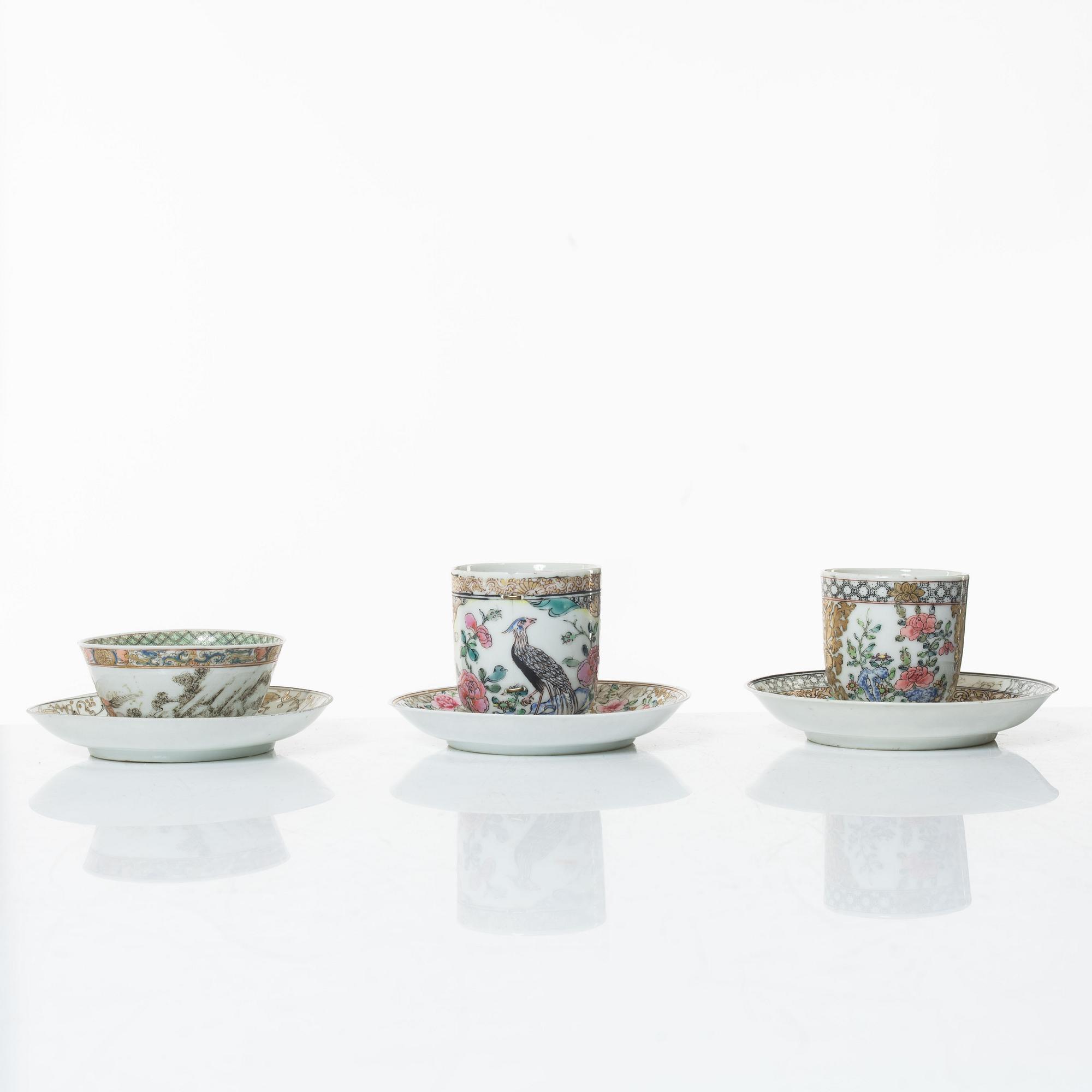 Koppar med fat, tre stycken, porslin, Kina, Qingdynastin, 1700-tal.