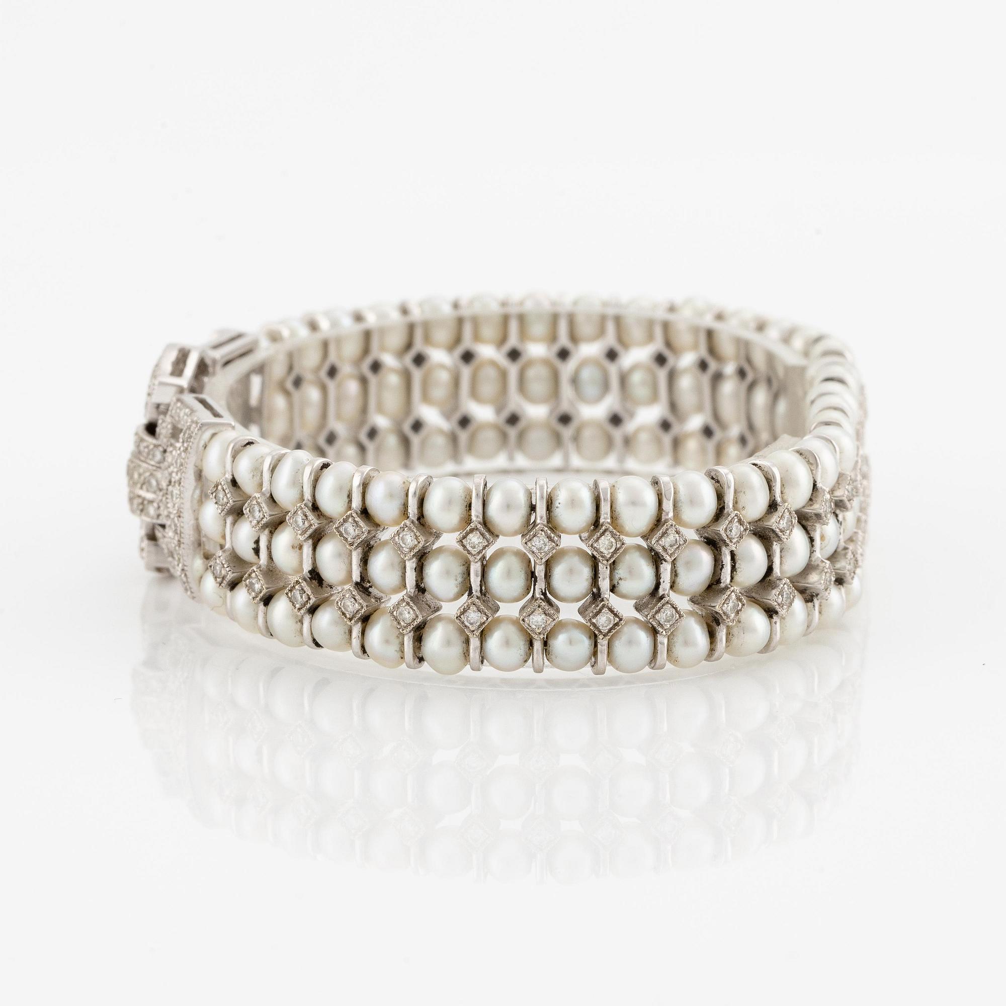 Armband 18K vitguld med odlade pärlor och runda briljantslipade diamanter.