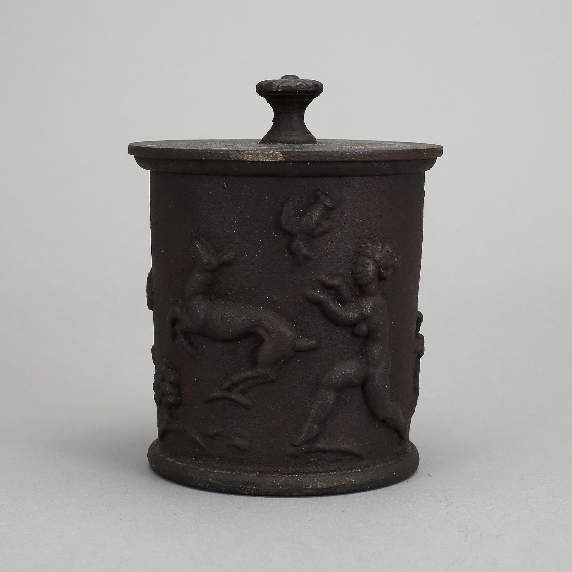 TOBAKSBURK, gjutjärn. Carl Elmberg, Näfveqvarns bruk, 1920-tal.