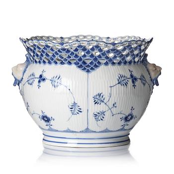 483. A Royal Copenhagen 'Musselmalet' / 'blue fluted full lace' flower pot, Denmark, 1898-1923.