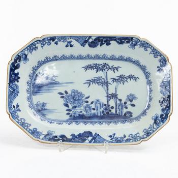 Skål samt serveringsfat, 2 st, porslin, Kina, Qianglong (1735-95) samt Jiaqing (1796-1820).