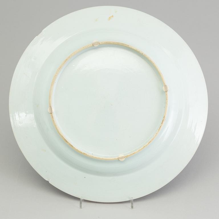 A large DISH and three Chinese export porcelain small plates, 18th-19th century.