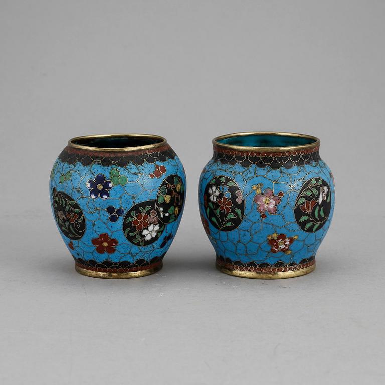 SKÅLAR, Cloisonné, 2 st, Kina, omkring sekelskiftet 1800/1900.