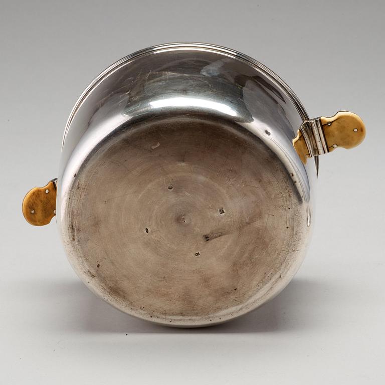 A Russian mid 19th century parcel-gilt silver saucepan and cover, mark of Henrik Hacklin, St Petersburg 1858.