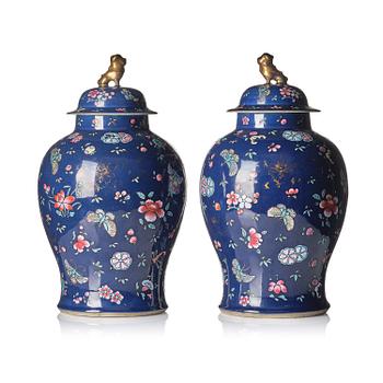 1279. A pair of large vases with covers, Qing dynasty, 18/19th century.