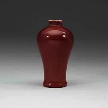 A 'sang de boef' glazed Meiping vase, Qing dynasty, 1700-tal.