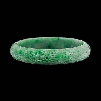 859. A carved nefrite bracelet.