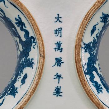 An ingot-shaped blue and white box with cover, Wanli six-character mark, Republic (1912-1949).