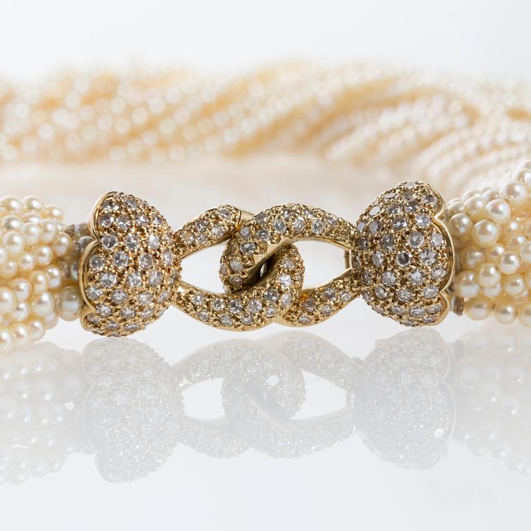 COLLIER, odlade saltvattenspärlor, lås i 18K guld med åttkantslipade diamanter, ca 1.50 ct.