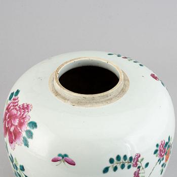 A large famille rose jar with cover, Qing dynasty, 19th century.