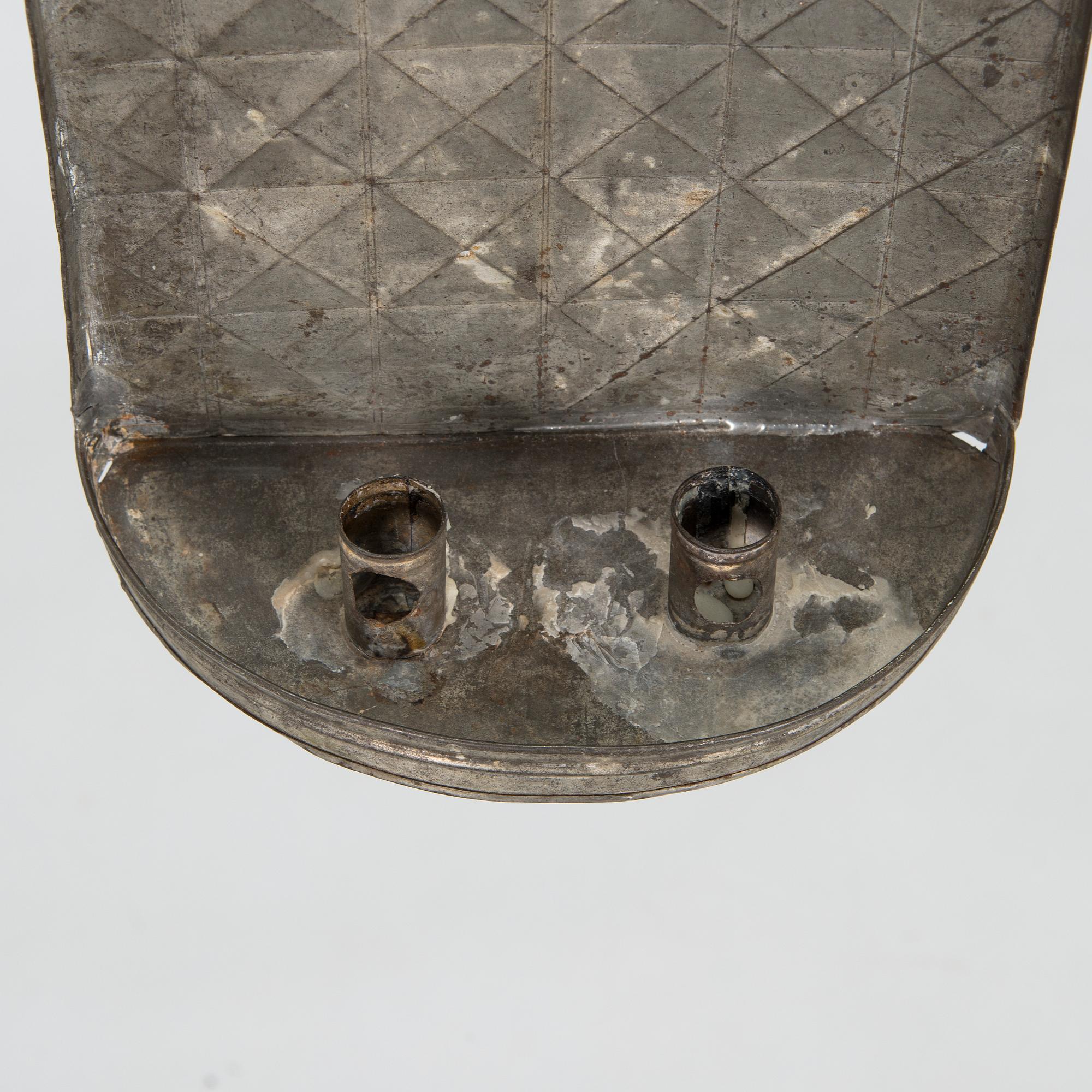 Vägglampett för två ljus, bleckplåtssmide,  Finland, trol. 1800-tal.