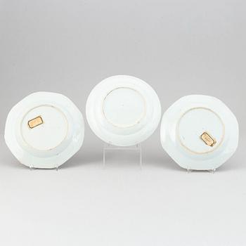 A set with three Chinese dinner plates, Qing dynasty, 18th/19th Century.
