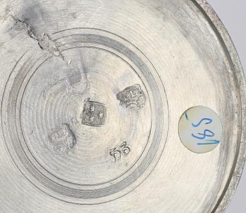 KAFFEKANNOR, ett par, tenn, en stämplad Jacob Lemon, Stockholm 1814.