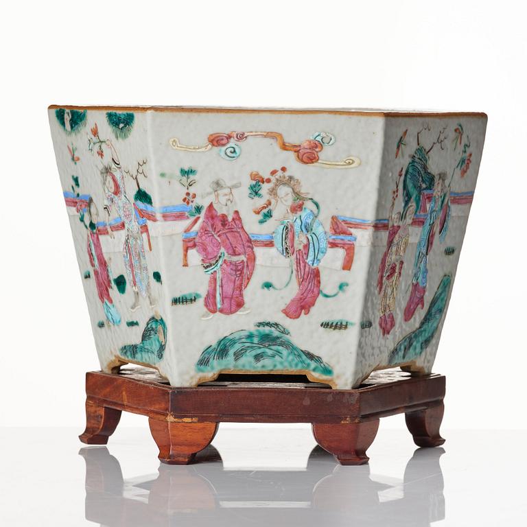 A large famille rose flower pot, Qing dynasty, 19th Century.