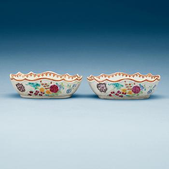 1602. A pair of famille rose bowls, Qing dynastin, Qianlong (1736-95).