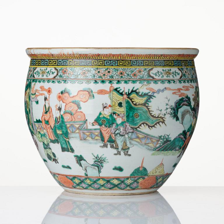 A large famille verte fish basin, Qing dynasty, 19th century.