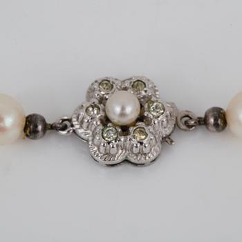 COLLIER, med odlade pärlor och lås i silver.