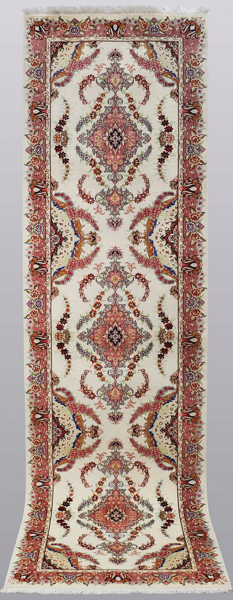 A runner carpet, Tabriz, part silk approx 50 radj, 307 x 85 cm.