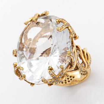 Ring, 18K guld, topas och diamanter totalt ca 1.60ct, Sasha Ratiu Jewellery, London.