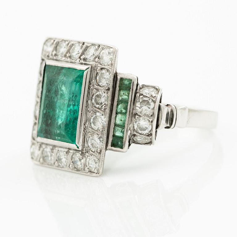 Ring 14K white gold with emeralds and round brilliant-cut diamonds.