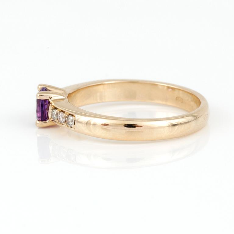 RING, 14K guld med rund fasetterad ametist ca 0,44 ct och briljantslipade diamanter tot ca 0,11 ct. Vikt 3,75 g.