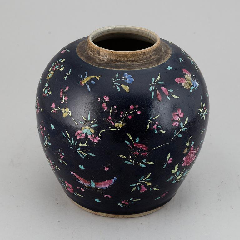 A Chinese famille rose jar, Qing dynasty, 19th Century.