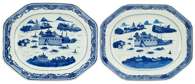 A pair of large blue and white 'Folly Fort' serving dishes, Qing dynasty, 18th Century.