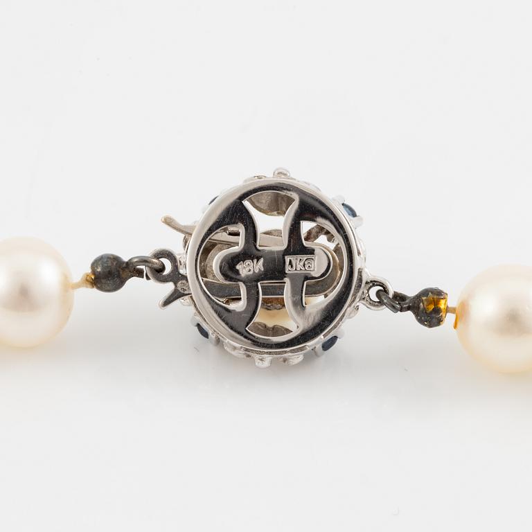 Pärlcollier, med odlade pärlor, med lås 18K vitguld med safirer.