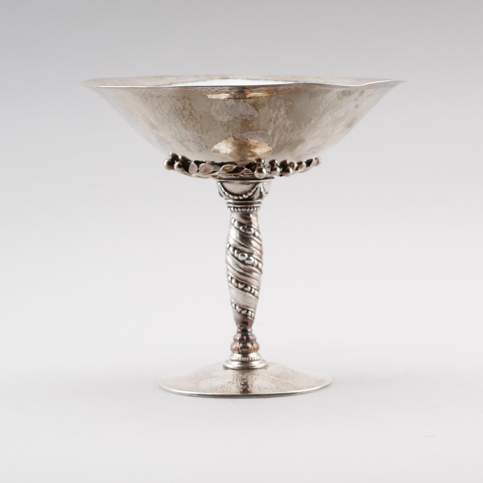 SKÅL PÅ FOT, silver, Georg Jensen samt stämplar för K Anderson, Stockholm 1925. Vikt ca 562 gram.