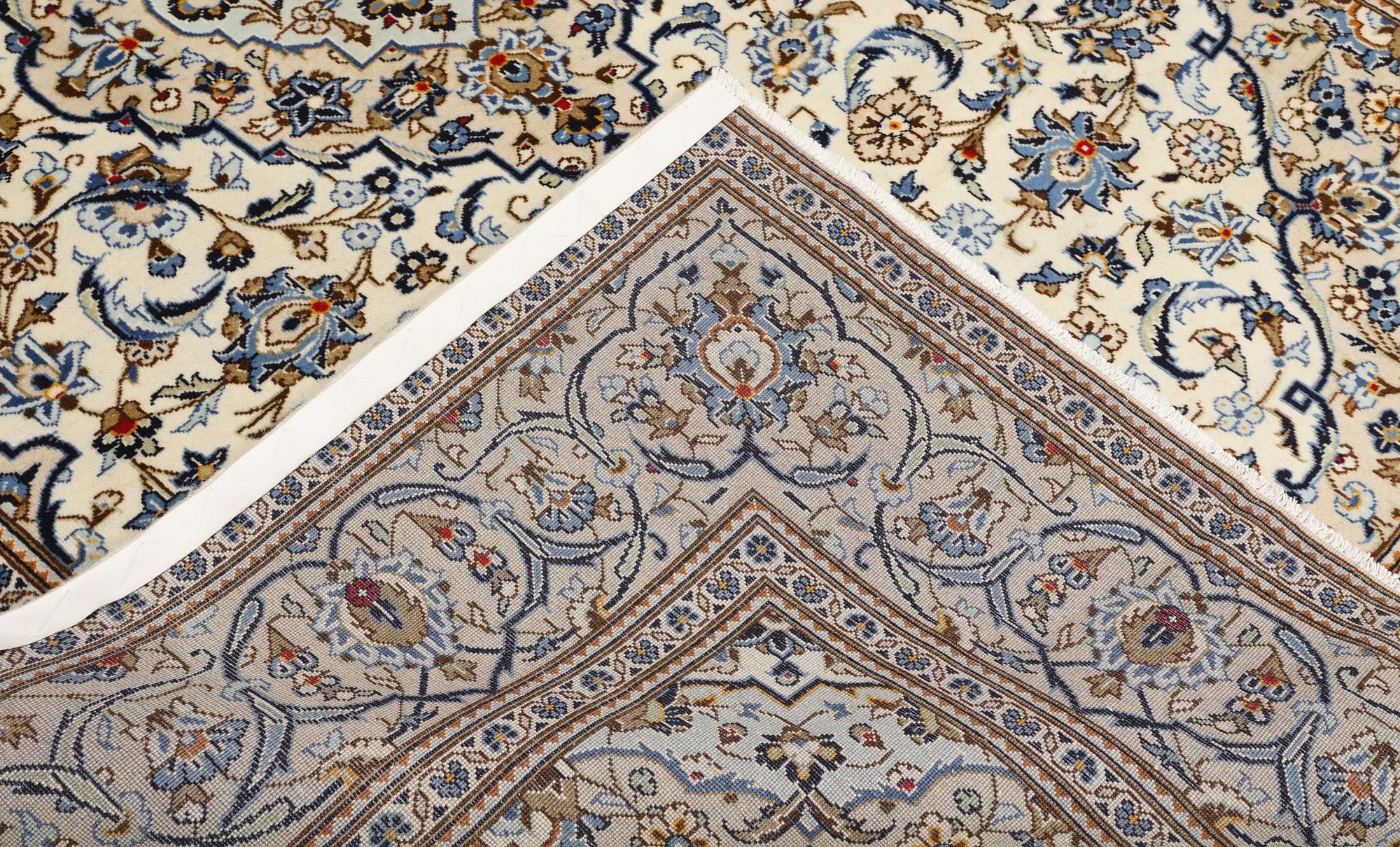 A Keshan carpet, 298 x 200 cm.