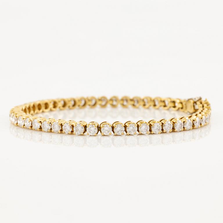 A tennis bracelet in 14K gold with round brilliant-cut diamonds.