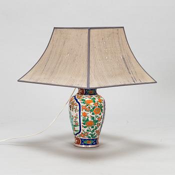 Bordslampa, porslin, Kina 1900-talets första hälft.