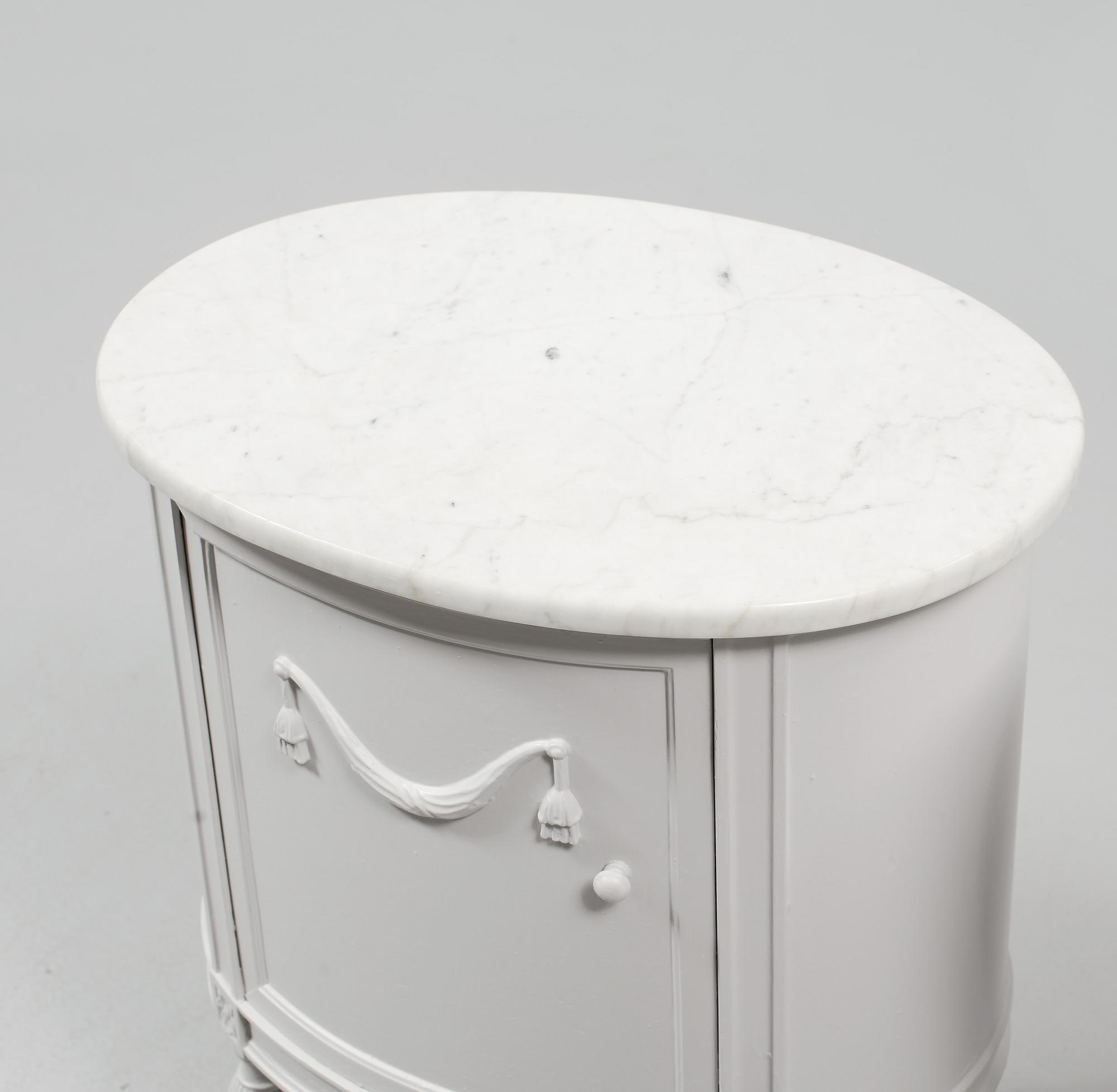 SÄNGBORD, ett par, gustaviansk stil, 1900-talets första hälft.