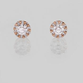 ÖRHÄNGEN, 18k guld med briljantslipade diamanter, 0.54 ct. Vikt 2 g.